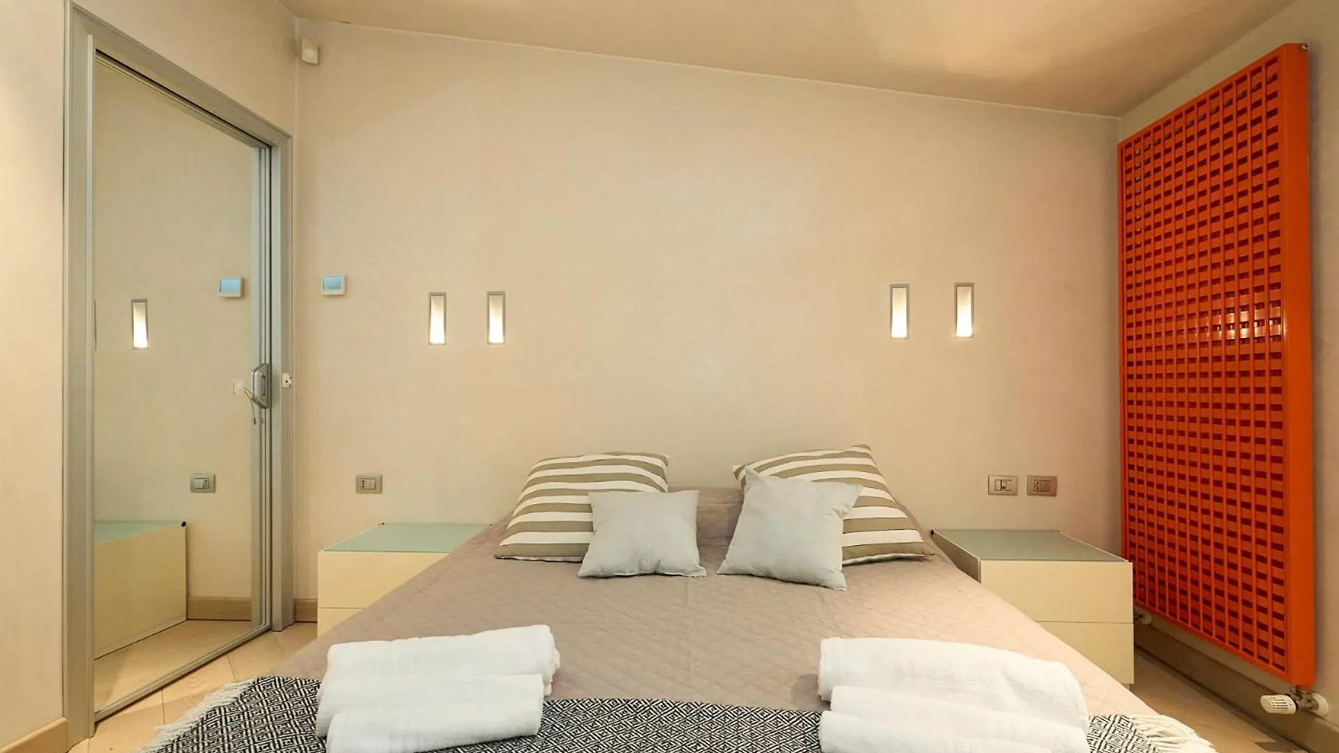 Luxury House - 2 Minutes Walk From Central Station Milán Apartamento