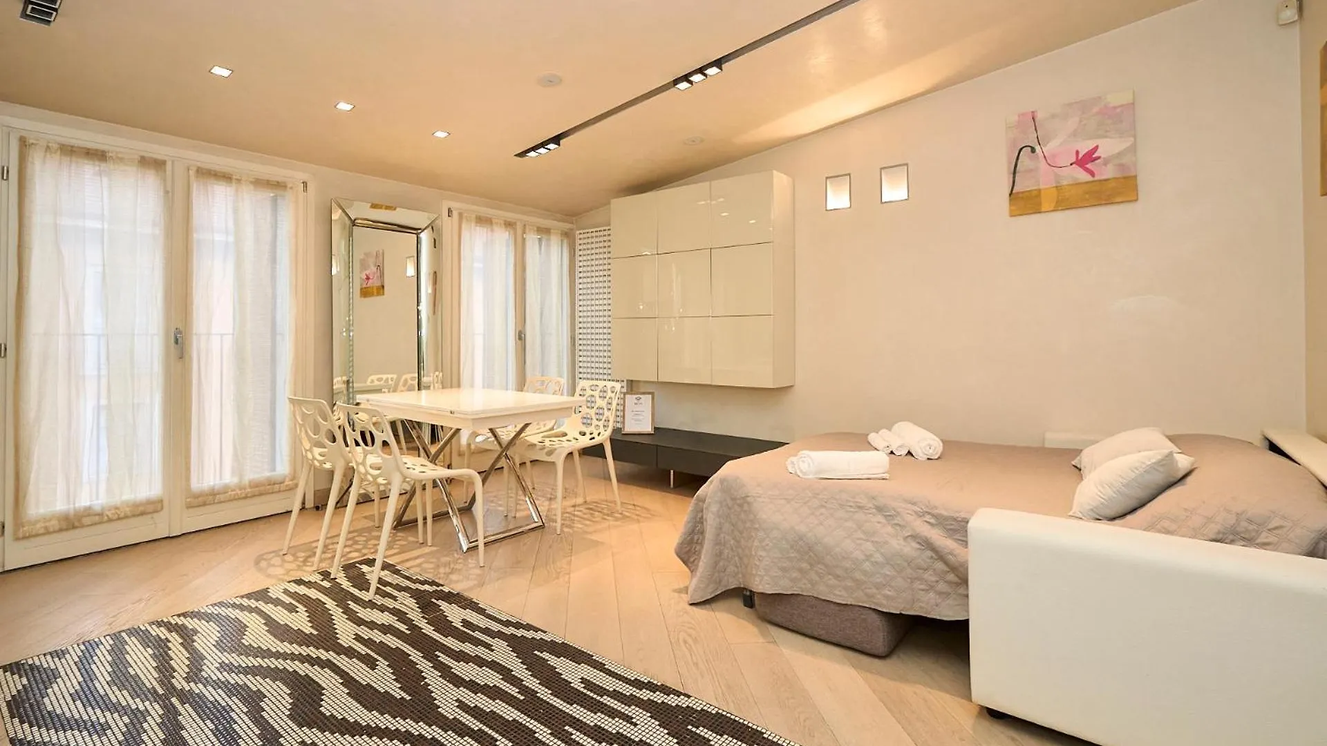 Luxury House - 2 Minutes Walk From Central Station Milán 0*,